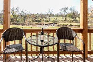 Outdoor dining - Live Oak Creek Cabins- Zac's Cabin | Hot Tub | Water Access (Fredericksburg)