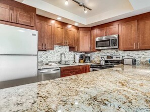 Refrigerador, microondas, horno, placa de cocina