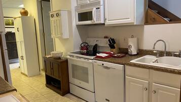 Full-sized fridge, microwave, oven, stovetop