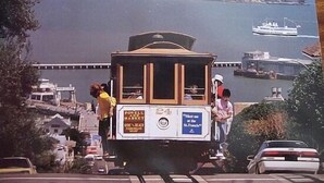 Eine Seilbahn mit einem Schild, auf dem 'POMELL AND MARKET' und '24' steht.