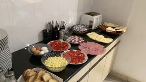 Een keukentafel met verschillende etenswaren en keukengerei.