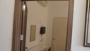 Een kamer met een bureau, stoel en gesloten deur.
