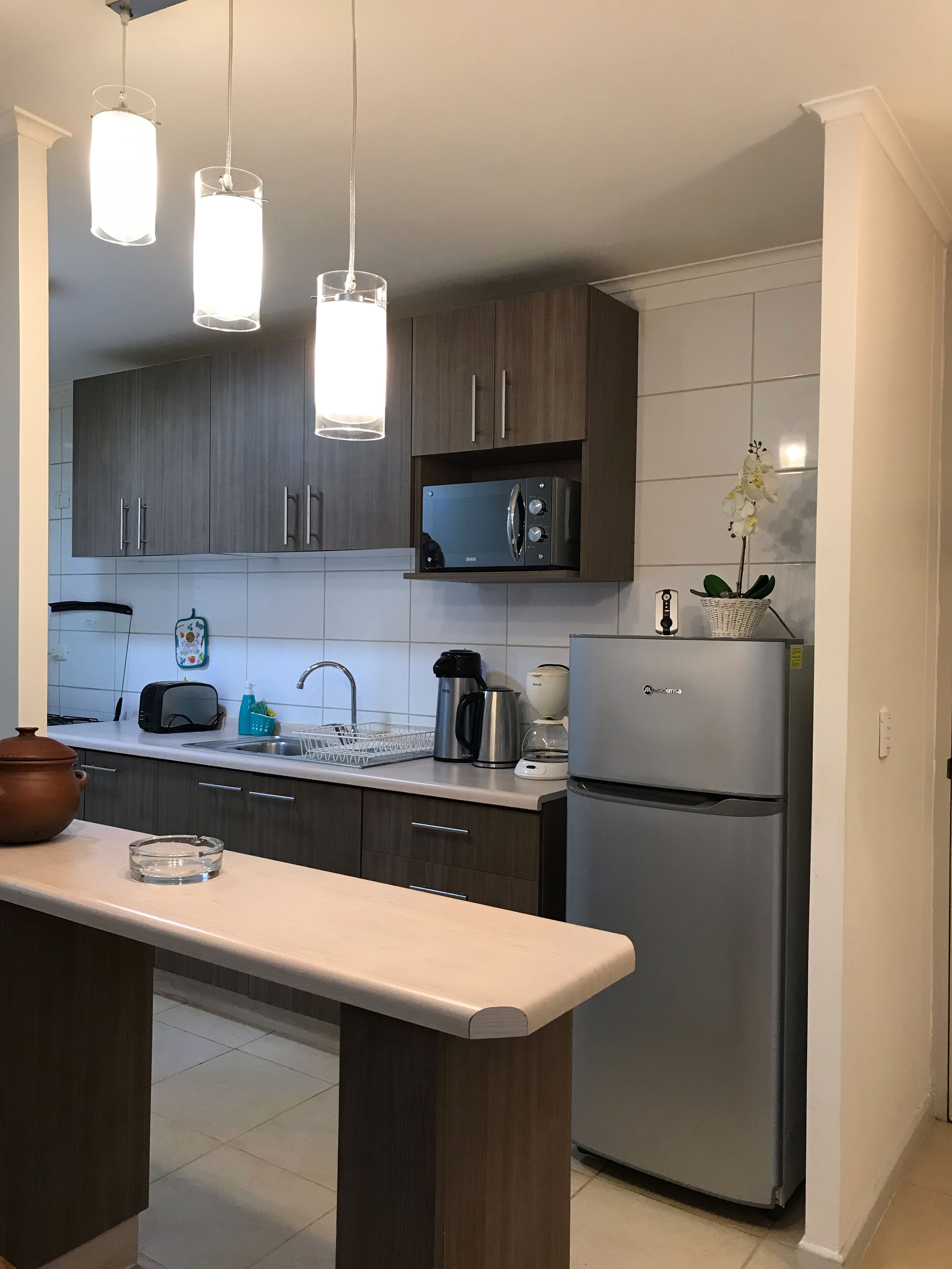 ميكروويف، ماكينة لصنع القهوة/الشاي، مستلزمات طهي/أطباق/أوعية