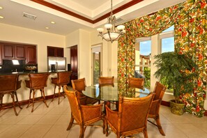 Condo, nhiều giường (Los Suenos Resort Bella Vista 4B) | Khu vực dùng bữa sáng | Bữa sáng nấu theo yêu cầu hàng ngày với phụ phí nhỏ 