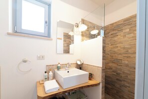 Dusche, Haartrockner, Bidet, Handtücher