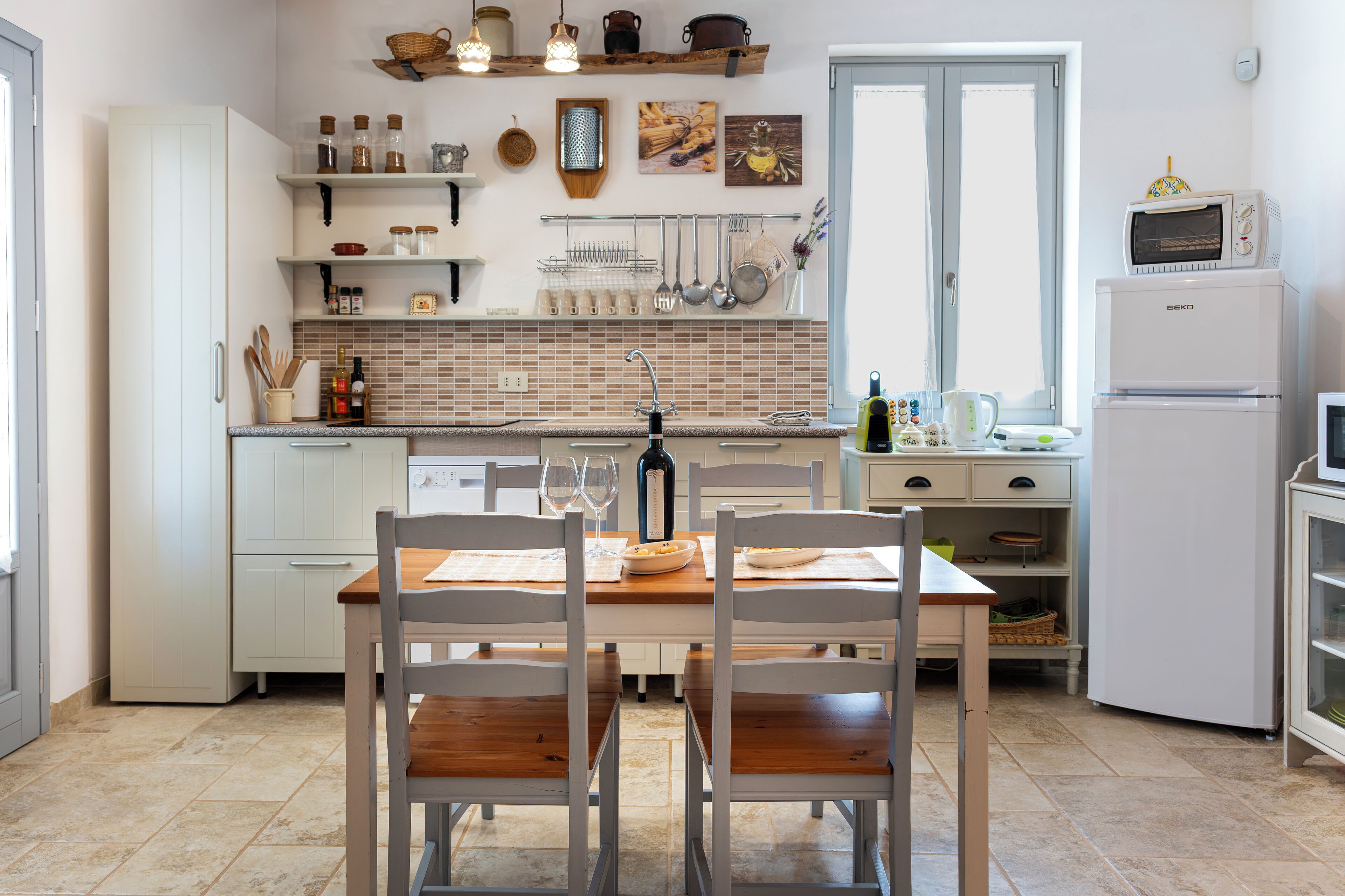 Frigorifero, microonde, forno, piano cottura