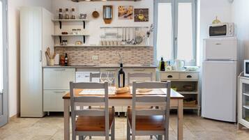 Frigorifero, microonde, forno, piano cottura