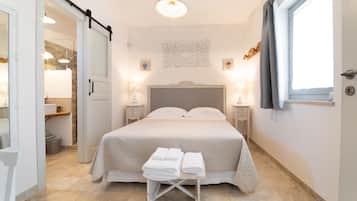 1 camera, una scrivania, insonorizzazione, ferro/asse da stiro