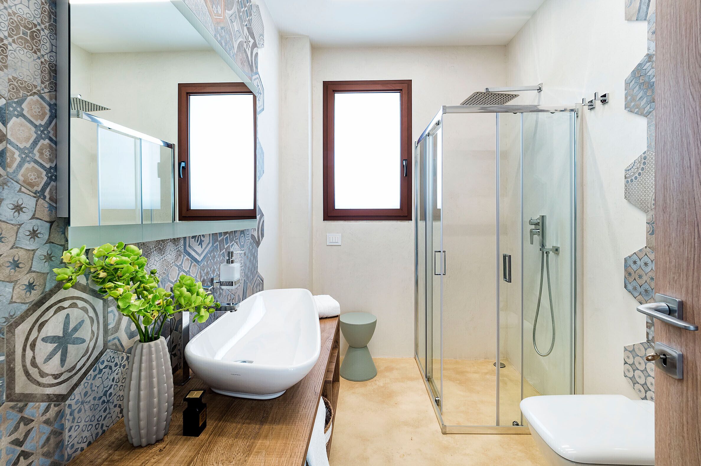 Douche, sèche-cheveux, serviettes fournies