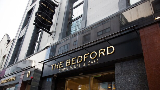 Exterior de The Bedford Townhouse & Café, con un letrero visible sobre la entrada.