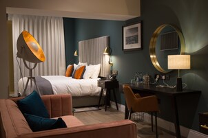 Una cassaforte in camera, una scrivania, tende oscuranti