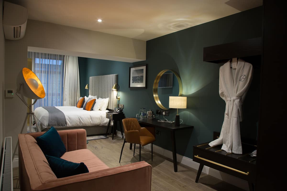 suite, 1 king bed, accessible | in-room safe, desk, blackout curtains, soundproofing