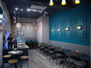 Se ofrece un desayuno continental (10 EUR por persona)