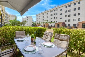 Outdoor dining - MILENI 2 4 Bjs 2 Roses (Rosas / Roses)