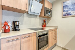 Réfrigérateur, four à micro-ondes, un four, lave-vaisselle