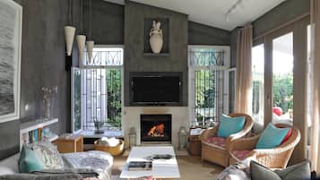 Smart-tv, een open haard, Netflix en boeken