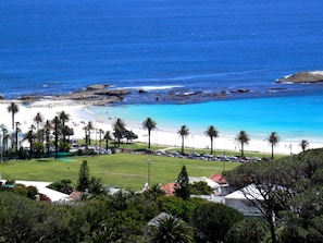 Playa en los alrededores y toallas de playa