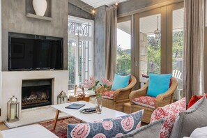 Smart TV, chimenea, Netflix y libros