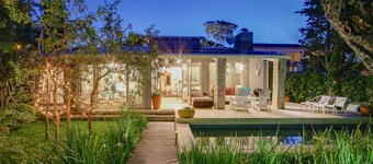 Enchanting 4 bed/4bath just one block from the beach, in private secluded garden