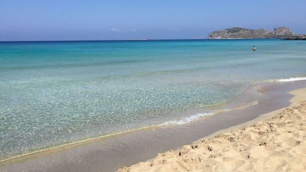 A beach with clear turquoise water, a sandy shore, and rocky formations in the distance. - Villa with private pool and sea view located between Chania and Rethymnon, Lake Kournas (Patima)