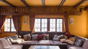 Smart TV, fireplace, DVD player, table tennis