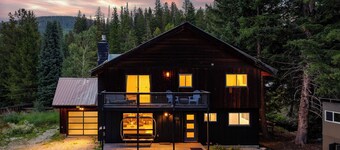 Slopeside River Front Luxury Chalet I HotTub I Firepit I Views I Best Price I Discounted Attractions
