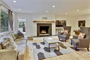 Smart TV, chimenea, videojuegos y Hulu 