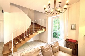 Televisio, takka, DVD-soitin, pöytätennispöytä