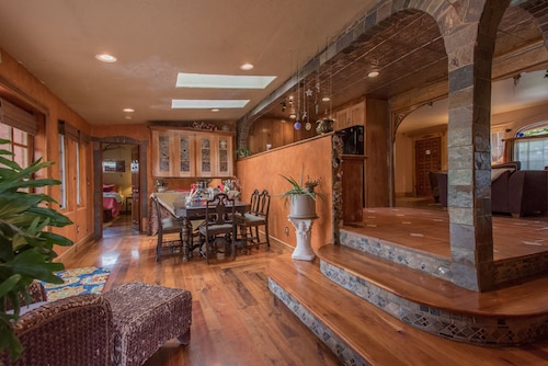 Stylish & Quiet 2BR, 2BA Eclectic Home in the Heart of Reno – Pet Friendly! 