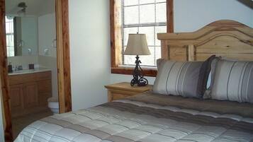 2 makuuhuonetta, silitysrauta/-lauta, vuodevaatteet