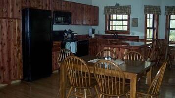 Kylskåp, mikrovågsugn, ugn och spishäll