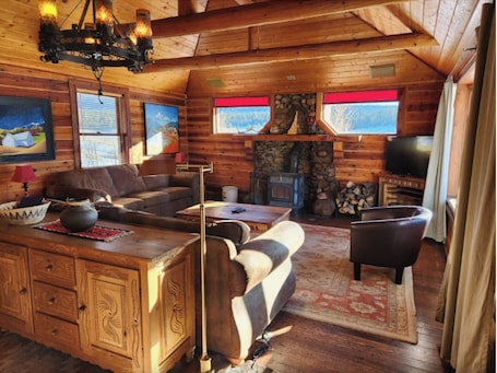 Smart TV, fireplace, DVD player, books. Stunning Ranch Headquarters Log Home