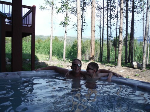 Beautiful Winter Park Townhouse- Downtown, Great Mtn Views, Private Hot Tub!