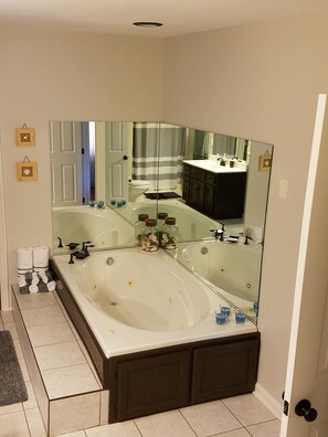 Kombinert dusj/badekar, boblebad, hårføner og håndklær