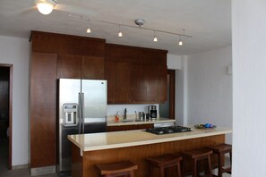 Een koelkast, een magnetron, een oven, een kookplaat