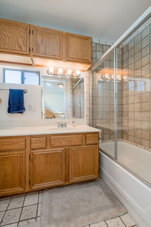 Combined shower/bathtub, hair dryer, towels, soap