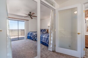 2 habitaciones, tabla de planchar con plancha y cuna de viaje