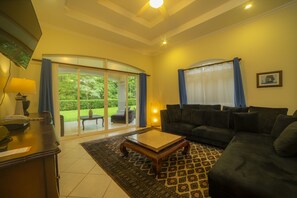 Appartement, meerdere bedden (Los Suenos Resort Colina 14E) | Woonruimte | Een flatscreentelevisie