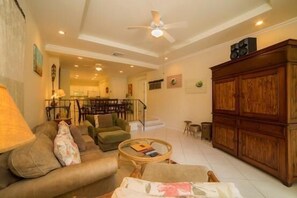 Condo, varias camas (Los Suenos Resort Colina 15C) | Sala de estar | Televisión de pantalla plana 