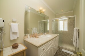 Apartment, Mehrere Betten (Los Suenos Resort Colina 15C) | Badezimmer | Duschwanne, Komfortbadewanne, kostenlose Toilettenartikel, Haartrockner