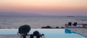 Villa frente al mar, piscina infinita, comodidades de lujo 