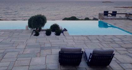 Villa-pieds dans l'eau, piscine débordement-Vue splendide-prestations luxueuses