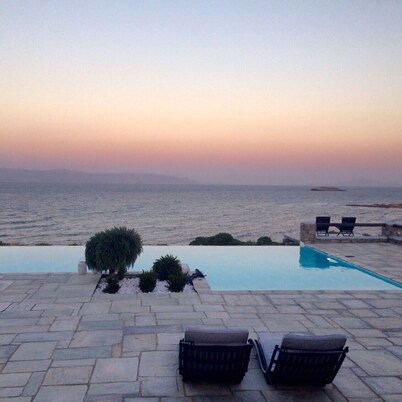 Villa-waterfront, infinity pool-splendid views-luxurious amenities 