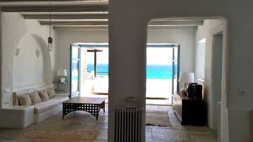 Smart TV, DVD player, books, stereo