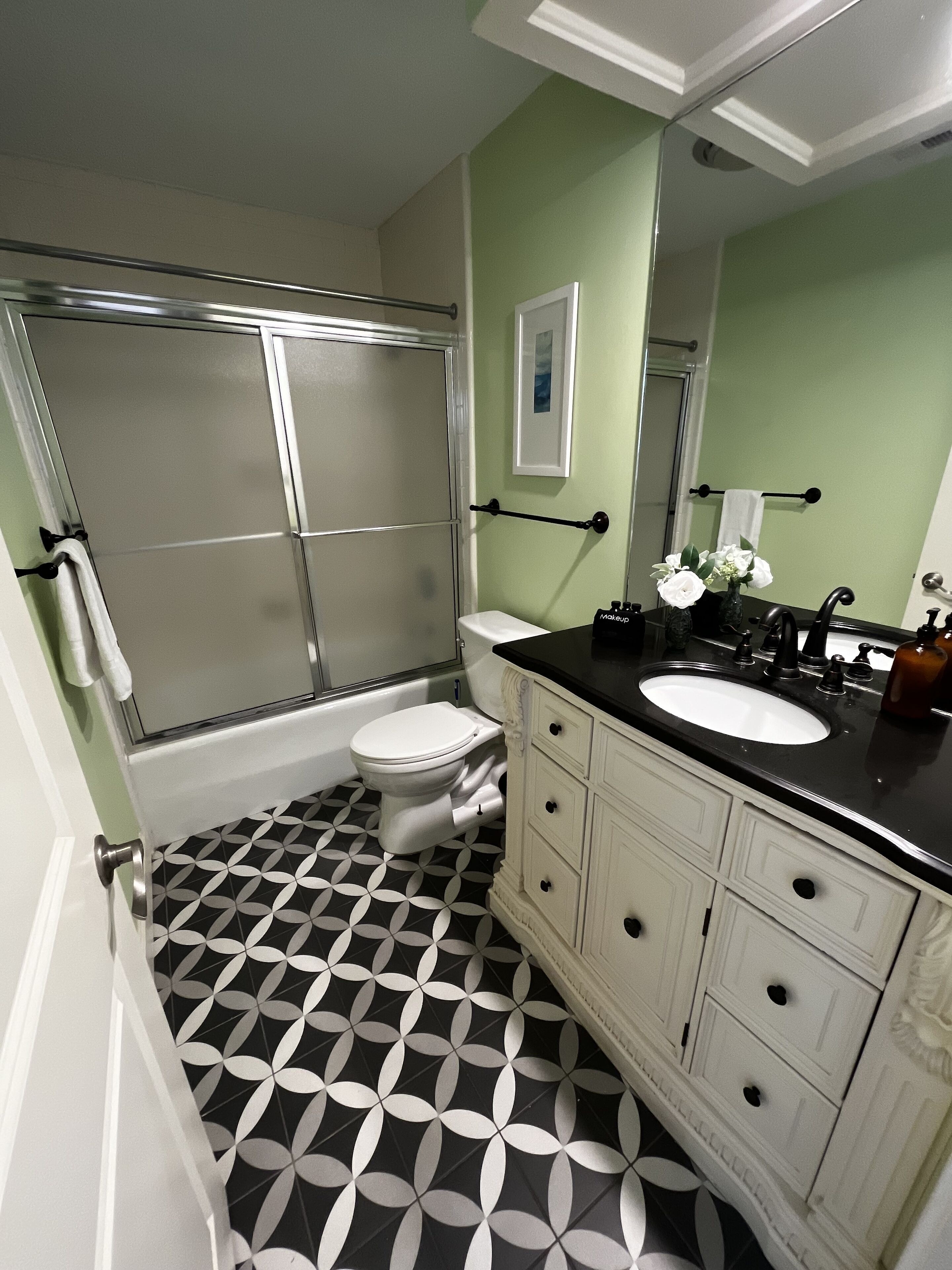 Une salle de bain équipée d’une douche, de toilettes, d’un lavabo et d’un meuble-lavabo.