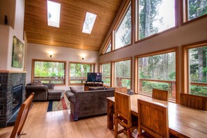 TV connectée, cheminée, lecteur de DVD, baby-foot