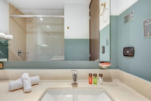 Standard Room | Badezimmer | Dusche, Handtücher