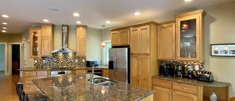 冷蔵庫、電子レンジ、オーブン、コンロ