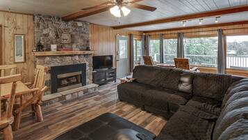 Tv, pejs, dvd-afspiller, bordtennisbord