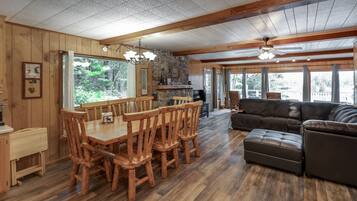 Tv, pejs, dvd-afspiller, bordtennisbord